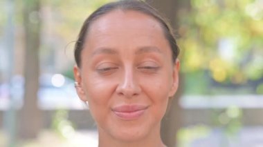 Gülümseyen Yaşlı Adam 'ın Gülümseyen Yüzüne