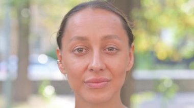 Dışarıda tezahürat yapan heyecanlı yaşlı adamın portresi.