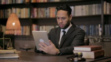 Mahkemede Tablet 'te Kaybı Olan Genç Avukat
