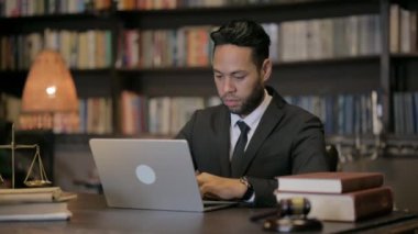 Reddedilen Genç Avukat Dizüstü bilgisayarla