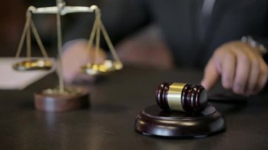 Yargıç 'ın mahkemede Gavel Hammer' a vuruşuna yakın çekim