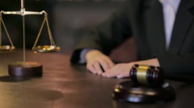 Gavel 'in yakınındaki mahkeme salonunu kapatın.