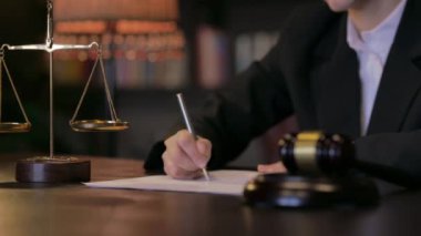 Yargıç 'ın Mahkeme Emri Yazmasına Kapan