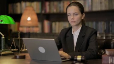 Başparmakları Düşük Genç Bayan Avukat Laptop üzerinde çalışıyor