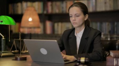 Genç Bayan Avukat Bilgisayarla Kamerayı Gösteriyor