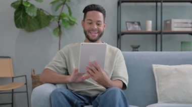 Tablette Evdeki Koltukta Otururken Hispanik Tezahürat Yapan Adam Kazandı