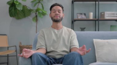 Evde Yoga Yapan İspanyol Adam