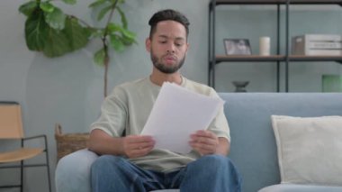 İspanyol Adam Evinde Belge Okuyor