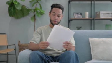 Tezahüratçı İspanyol Adam Evinde Belgeler Okuyor