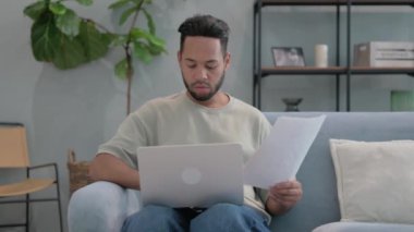 İspanyol Adam Laptop ile Evrak İşleri Yapıyor