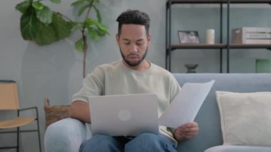 Hispanik Adam dizüstü bilgisayarla kağıt işlerini yaparken şok oldu