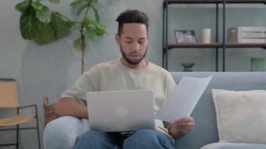 İspanyol Adam Başarılı İş Raporunun Tadını Çıkartıyor