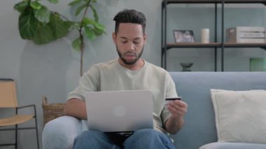 Hispanik Adam İnternetten Laptop 'ta Kucak Alıyor