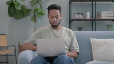 Laptop 'ta Lap' te çalışan Düşünceli İspanyol Adam