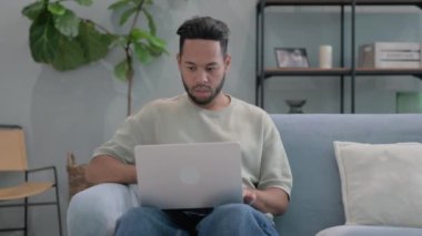 Latin Adam Laptop 'ta Başarı Kutlaması