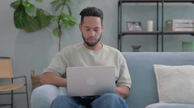 Laptop 'ta Lap' te çalışan Düşünceli İspanyol Adam