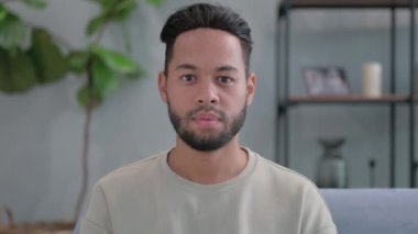 Evdeki Ciddi İspanyol Adamın Portresi