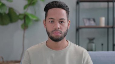 Memlekette Gülümseyen Özgüvenli İspanyol Adamın Portresi