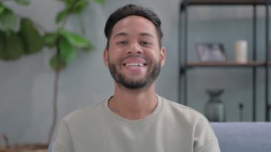 Evdeki İspanyol Adam 'dan Onaylama Hareketi