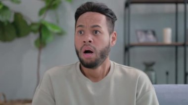 Endişeli İspanyol Adam Evinde İnançsız Oturuyor