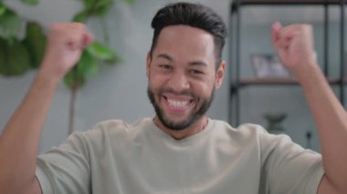 Evdeyken tezahürat yapan İspanyol adamın portresi