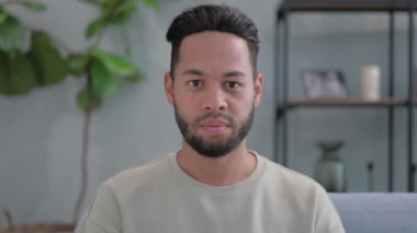 Evdeki Kamerayı Gösteren İspanyol Adamın Portresi