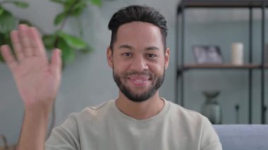 İspanyol Adam Evde Video Sohbeti Yapıyor