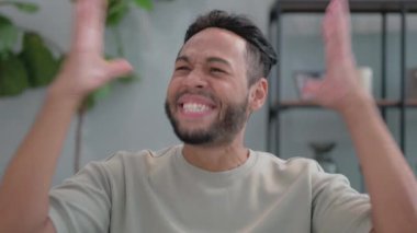 Öfkeyle bağıran ve bağıran İspanyol adamın portresi