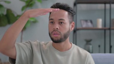 Evde Fırsat Arayan İspanyol Adamın Portresi