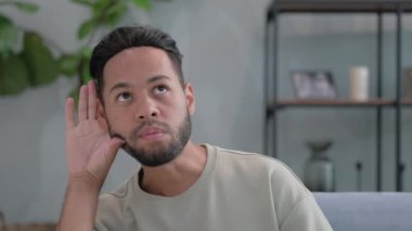 İspanyol Adam Gizli Bilgileri Dinlemeye Çalışıyor