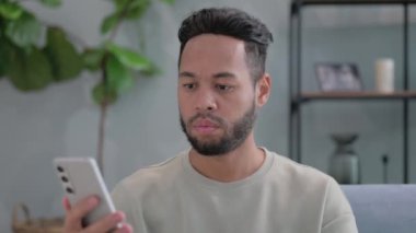 Evde telefonla konuşan İspanyol bir adamın portresi.