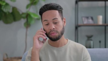 Evde Telefonda Konuşan Kızgın İspanyol Adamın Portresi