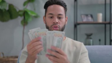 Evde Para Sayan İspanyol Adamın Portresi