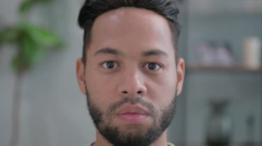 Evdeki Ciddi İspanyol Adam 'a yaklaş.