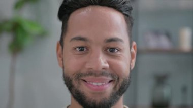 Evinde Gülümseyen İspanyol Adam 'a yaklaş.