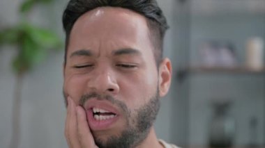 Diş ağrısı olan İspanyol adama yaklaş.