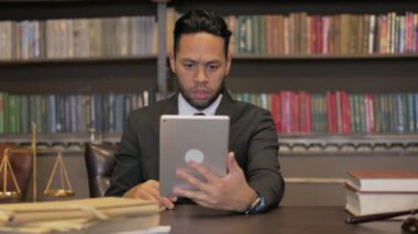 Mahkeme salonunda Tablet 'te Kaybı Olan İspanyol Yargıç