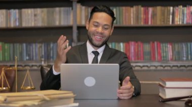 İspanyol yargıç laptopta görüntülü konuşma yapıyor.