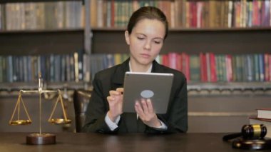 Genç Kadın Yargıç Mahkeme Salonunda Tablet 'te Tezahürat Kazandı