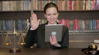 Mahkeme salonunda Tablet 'te Video Sohbeti Yapan Genç Kadın Yargıç