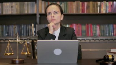 Dizüstü bilgisayarda çalışan dalgın genç bayan yargıç