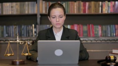 Genç bayan jüri laptopta Başarı Kutlaması