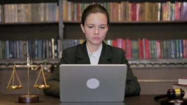 Genç bayan yargıç laptopta kaybından şok oldu.