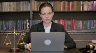 Öfkeli Genç Kadın Yargıç Hüsrana uğrayan Laptop Kullanıyor