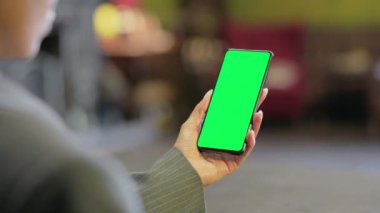 Ofiste Chroma Anahtar Akıllı Telefonu Kullanan Avukat