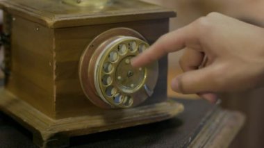 Parmak Çevirme Vintage Telefonu Kapat