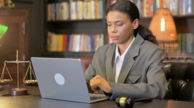 Laptop 'ta Video Sohbeti Yapan Afrikalı Kadın Avukat