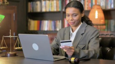 Afrikalı Kadın Avukat Mahkemede Çevrimiçi Bankacılık Sorunuyla Karşı Karşıya