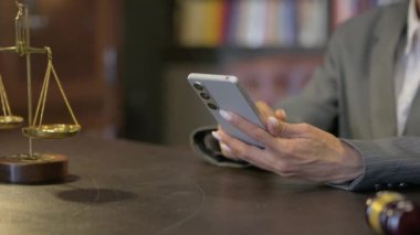 Mahkemede Akıllı Telefon kullanan Kadın Avukatın Kapanışı