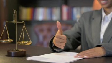 Kadın Hakimden Eller Yukarı, Başparmakları Kapat